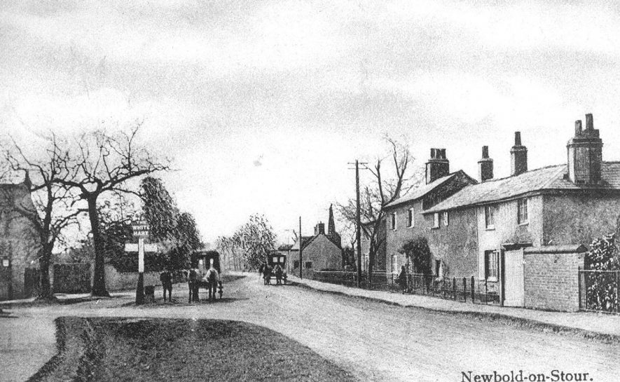 Cottages, horses and carts, sign on post for the White Hart, Newbold on Stour.  1910s |  IMAGE LOCATION: (Warwickshire County Record Office)