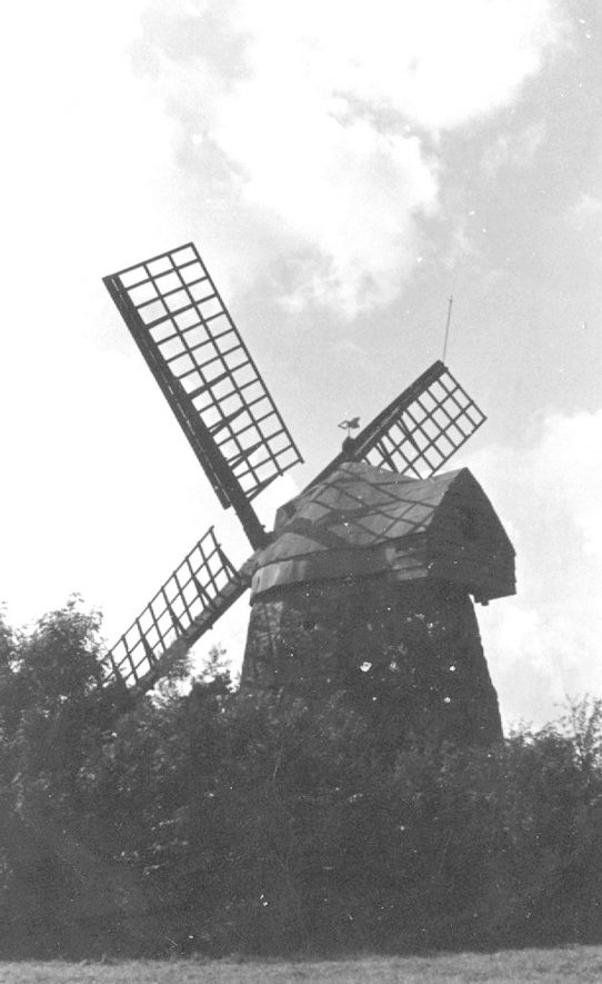 View of Tysoe windmill. 1930sThis windmill lies on the borders of two parishes, Tysoe and Compton Wynyates.Built during the early 18th century. 12 sided, barrel shaped stone tower with batter. 4 common sails, aluminium covered conical cap with finial & tail projection for winding gear, 2 pairs stones and all machinery. Ceased work after lightning stike in 1915. New sails 1935. Partial restoration 1951. Final restoration 1968-75 by D. Ogden at the expense of the owner The Marquess of Northampton. |  IMAGE LOCATION: (Warwickshire County Record Office)