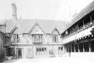 Warwick.  Lord Leycester Hospital, Courtyard