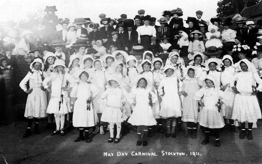 Stockton, May Day 1911.  A group of girls carrying skipping ropes, all dressed alike in white. Parents etc behind.  1911 |  IMAGE LOCATION: (Warwickshire County Record Office)