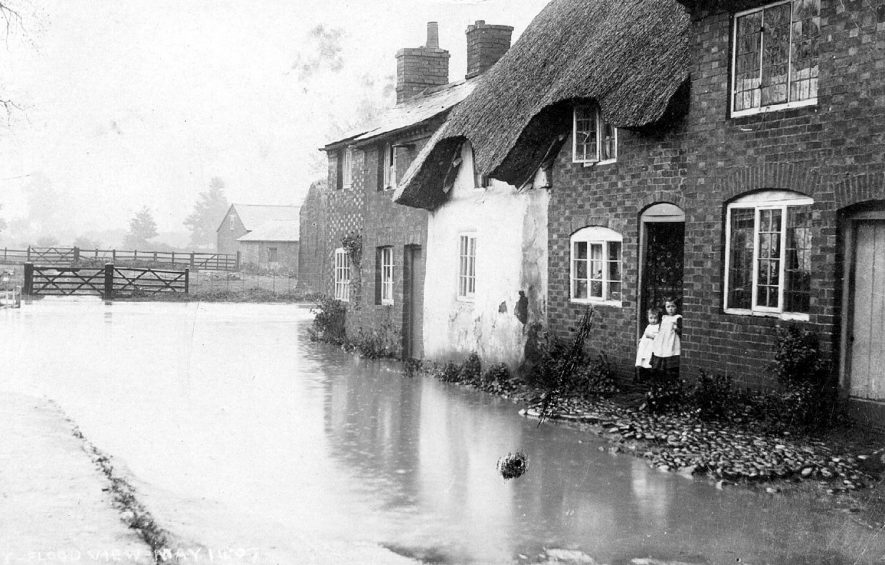 Willoughby during flooding.  14th May 1907 |  IMAGE LOCATION: (Warwickshire County Record Office)