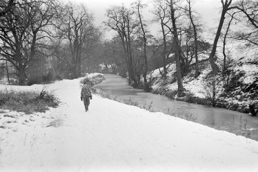 Nuneaton.  Oxford Canal, Griff Hollows, frozen canal