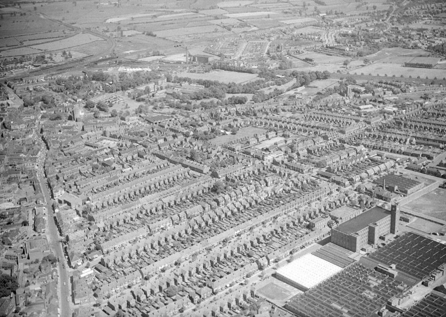 Nuneaton town centre, with Courtauld's factory at the bottom, and Queen's Road running up to top left.  1957 |  IMAGE LOCATION: (Warwickshire County Record Office)