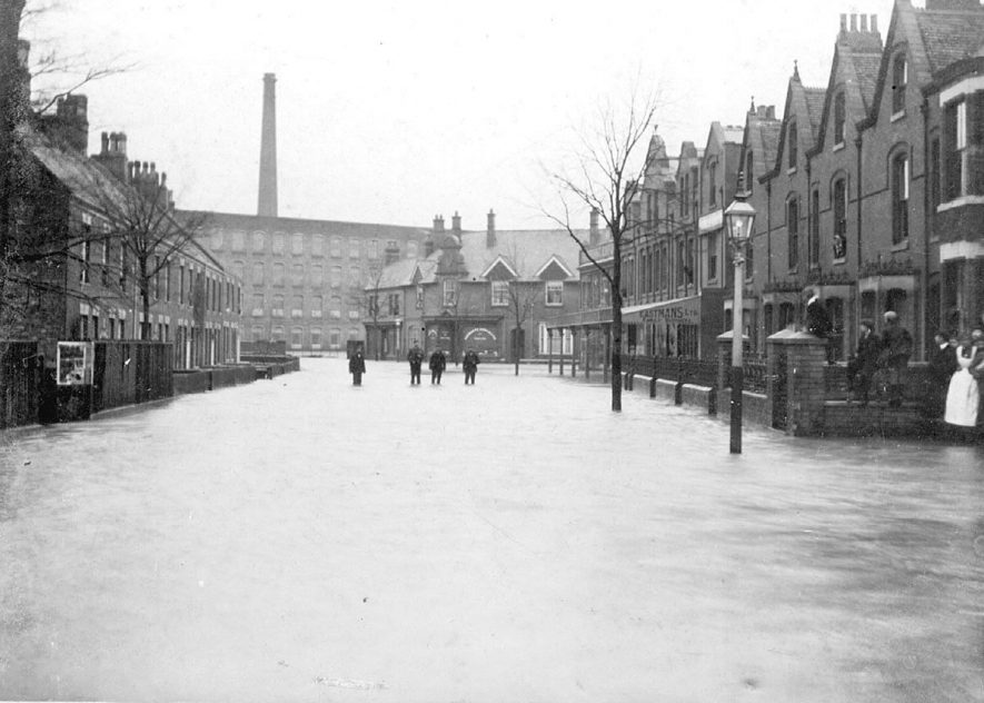 Attleborough Road, looking towards Nuneaton during the 1900 flood. Showing Fielding and Johnson Ltd. |  IMAGE LOCATION: (Nuneaton Library)