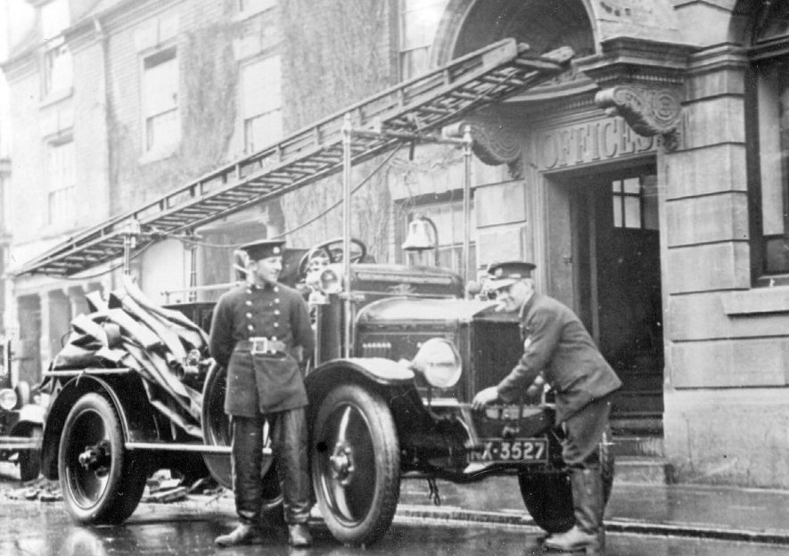 Nuneaton Fire Brigade.  A Morris Fire Engine  number NX3527 first licensed on 18 April 1923.  It remained in service until 31 December 1941.  1923 |  IMAGE LOCATION: (Nuneaton Library)