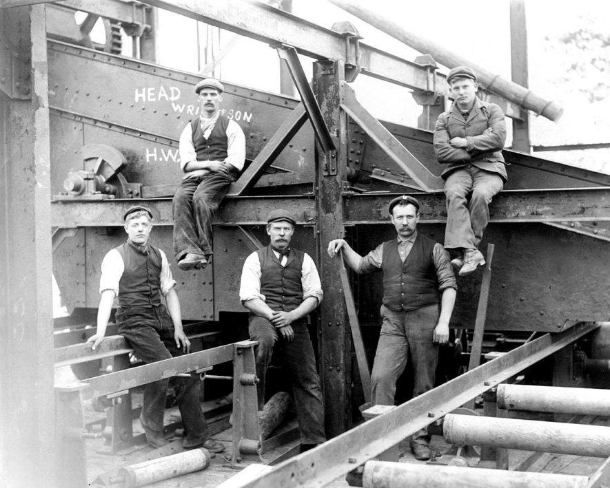 Group of workers at Stanley's Pit, Nuneaton Colliery.  Circa 1895 |  IMAGE LOCATION: (Nuneaton Library) IMAGE DATE: (c.1895)