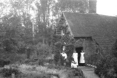 Ashow.  Avon Cottage
