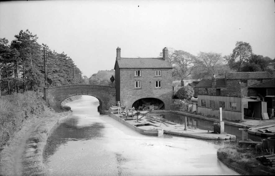 View of Coventry Canal showing bridge,  lock and lock buildings, narrow boat, Hartshill.  October 4th 1959 |  IMAGE LOCATION: (Warwickshire County Record Office)