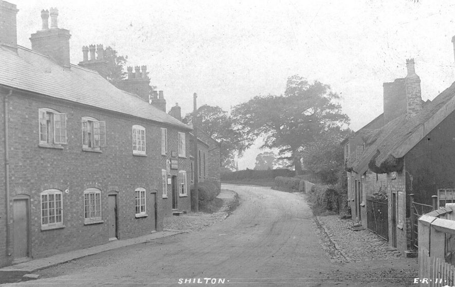 Cottages in village street, Shilton.  1900s |  IMAGE LOCATION: (Warwickshire County Record Office)