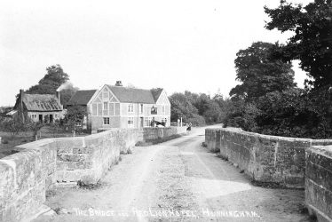 Hunningham.  Red Lion Hotel and Bridge