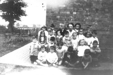 Hunningham.  Group of schoolchildren