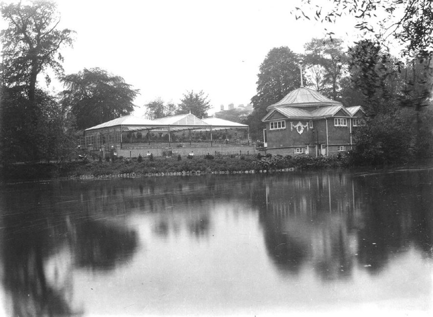 Rear of bandstand and Victorian glass covered seating area in the Jephson Gardens, Leamington Spa.  1900s |  IMAGE LOCATION: (Warwickshire Museums. Photographic Collections.)