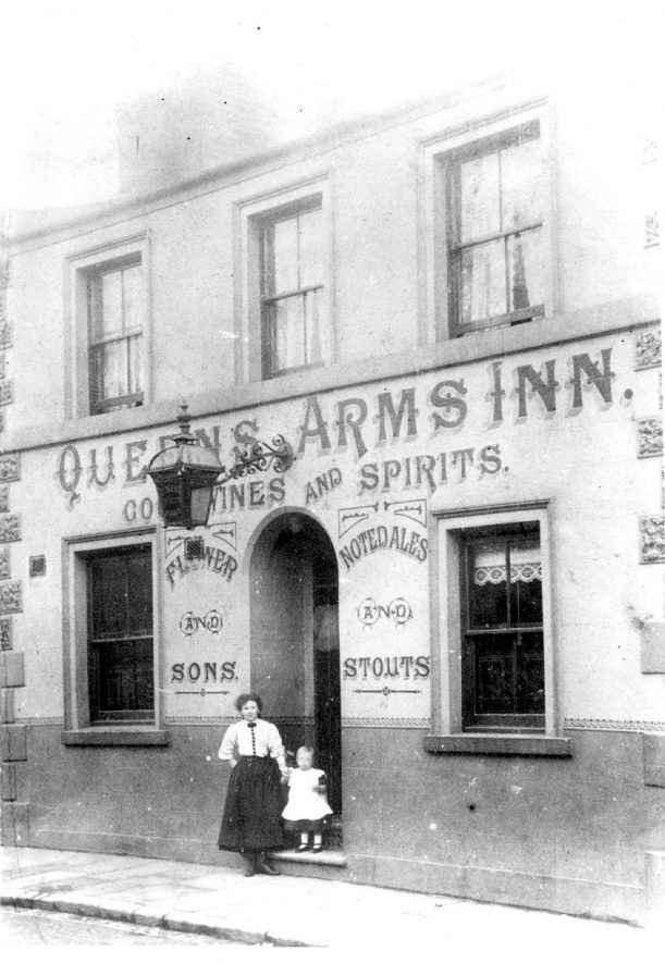 Queen's Arms Inn, Queens Street, Leamington Spa.  Woman and child on step.  1900s |  IMAGE LOCATION: (Warwickshire Museums. Photographic Collections.)