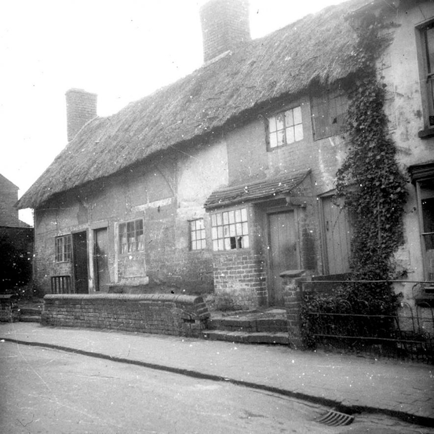 Thatched cottage in Queen Street, Cubbington.  Now demolished.  1920s |  IMAGE LOCATION: (Warwickshire County Record Office)