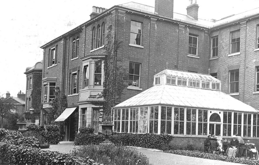 Exterior of The Home for Incurables (later The Midland Counties Home) in Leamington Spa.  1910s |  IMAGE LOCATION: (Warwickshire County Record Office)