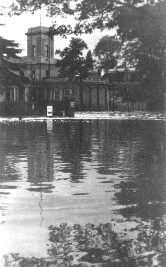 Floods near the Royal Pump Rooms as viewed from Newbold Terrace. 1927 or 1932 |  IMAGE LOCATION: (Warwickshire County Record Office)