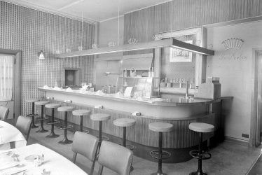 Leamington Spa.  Crown Hotel interior