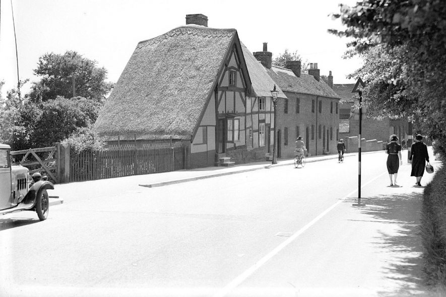 Timber framed building on the Cubbington Road, Lillington.  1937 |  IMAGE LOCATION: (Warwickshire County Record Office)
