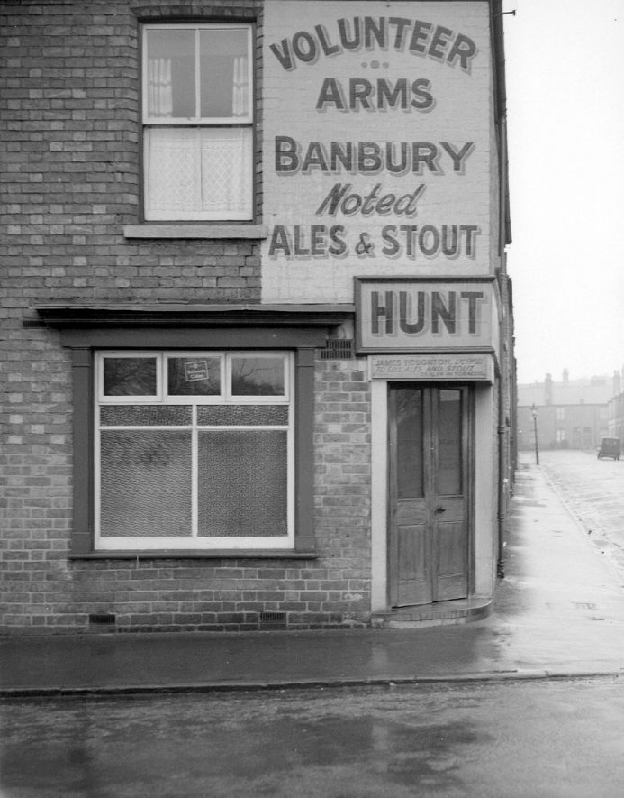 Volunteer Arms, Comyn Street, Leamington Spa.  1950 |  IMAGE LOCATION: (Warwickshire County Record Office)
