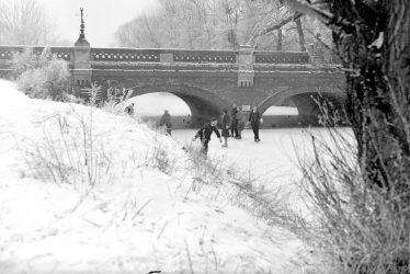 Leamington Spa.  River Leam, skaters by Willes Bridge