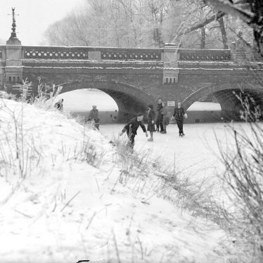 Leamington Spa.  River Leam, skaters by Willes Bridge