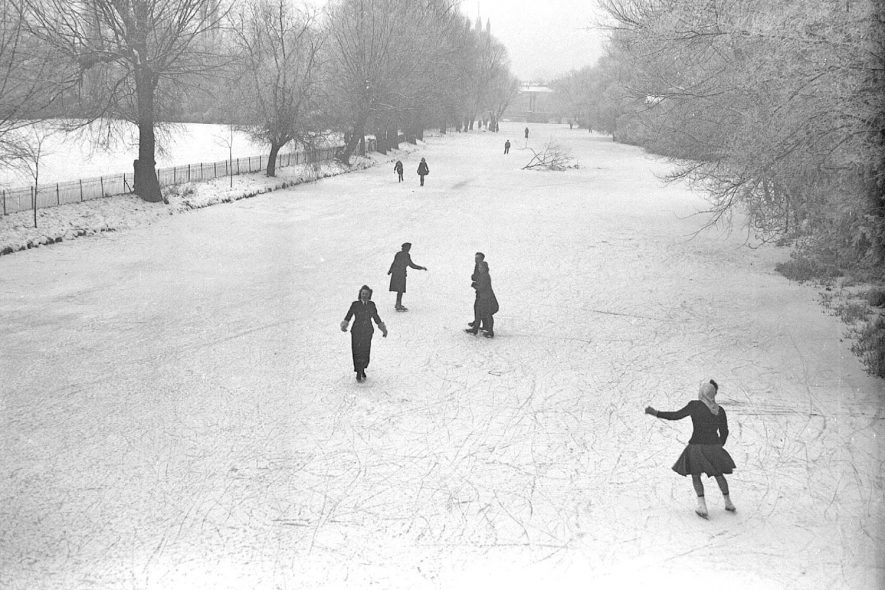 Skating on river Leam by Jephson Gardens, Leamington Spa.  1945 |  IMAGE LOCATION: (Warwickshire County Record Office)
