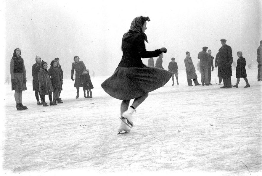 Skating on the River Leam, Leamington Spa.  1946 |  IMAGE LOCATION: (Warwickshire County Record Office)