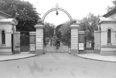 Leamington Spa.  Jephson Gardens, entrance