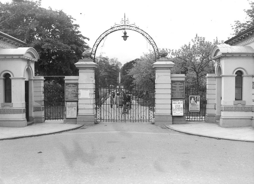 The entrance to Jephson Gardens, Leamington Spa, with the old gates.  June 10th 1948 |  IMAGE LOCATION: (Warwickshire County Record Office)