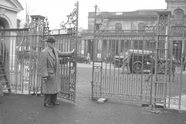 Leamington Spa.  Jephson Gardens, entrance gates