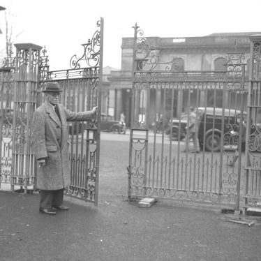 Leamington Spa.  Jephson Gardens, entrance gates