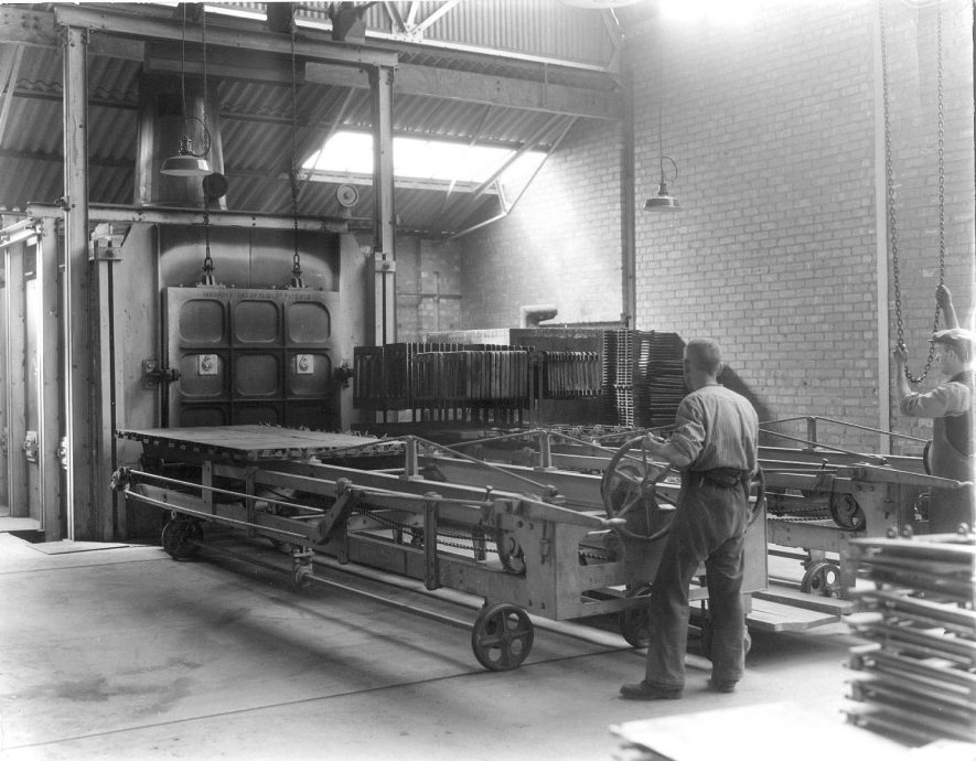 Flavel's Leamington Spa  Furnace loader at work.  1950s |  IMAGE LOCATION: (Warwickshire County Record Office)