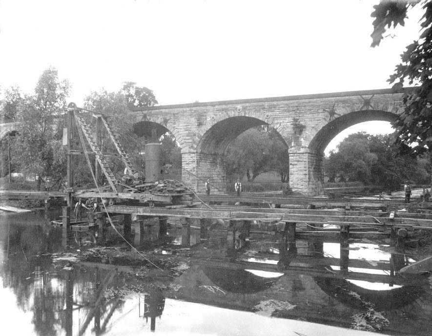 Building bridge to carry Prince's Drive over River Leam, Leamington Spa.  1920s |  IMAGE LOCATION: (Warwickshire County Record Office)