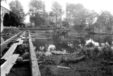 Leamington Spa.  Building bridge over River Leam