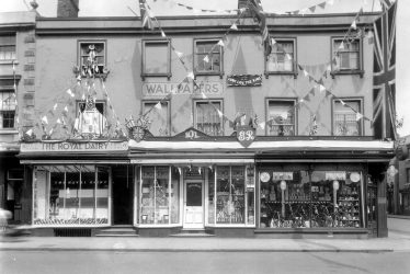 Leamington Spa.  Warwick Street, decorated shops