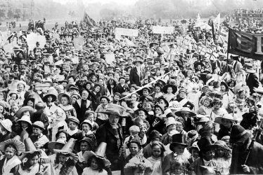 Leamington Spa.  Crowds of children in fancy dress