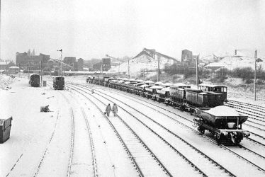 Nuneaton.  Aston Road, railway in snow