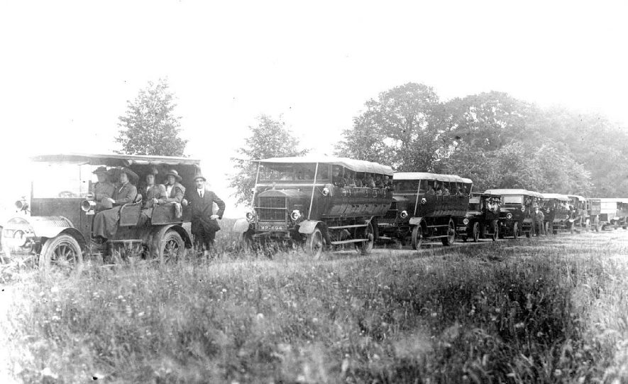 Primrose League Newdegate Habitation from Bedworth. Procession of motor buses and people.  Stoneleigh Abbey.  1920 |  IMAGE LOCATION: (Warwickshire County Record Office)