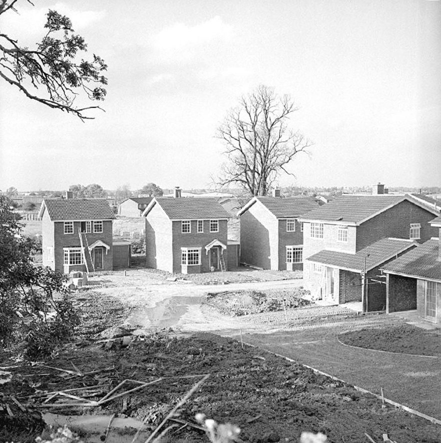 New houses being erected on the Wolvey Grange estate on 6th September 1980. |  IMAGE LOCATION: (Warwickshire County Record Office)