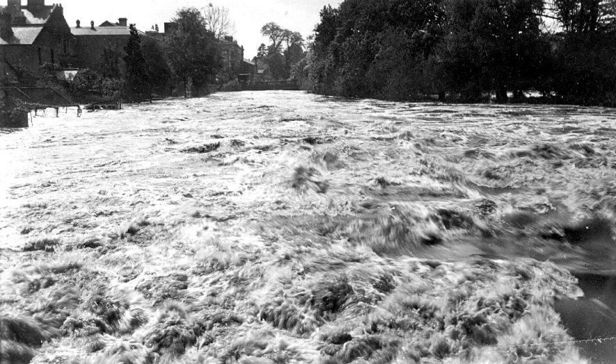 The River Leam in flood from the Weir Bridge, Mill Road, Leamington Spa.  1932 |  IMAGE LOCATION: (Leamington Library)