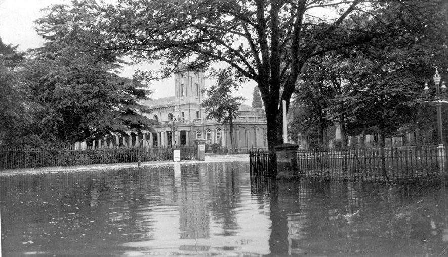 Floods around the Pump Room, Leamington Spa.  1932 |  IMAGE LOCATION: (Leamington Library)
