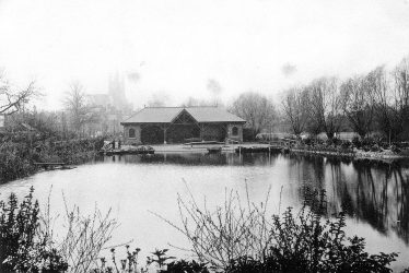 Leamington Spa.  Jephson Gardens, boathouse and lake