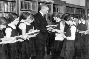 Leamington Spa.  Avenue Road Library, reference department