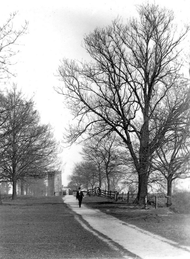 The footpath from Newbold on Avon to Long Lawford.  1920s |  IMAGE LOCATION: (Rugby Library)