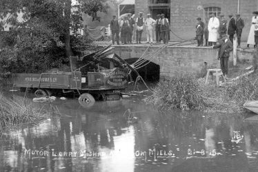 Broom.  Lorry accident at Broom Mills