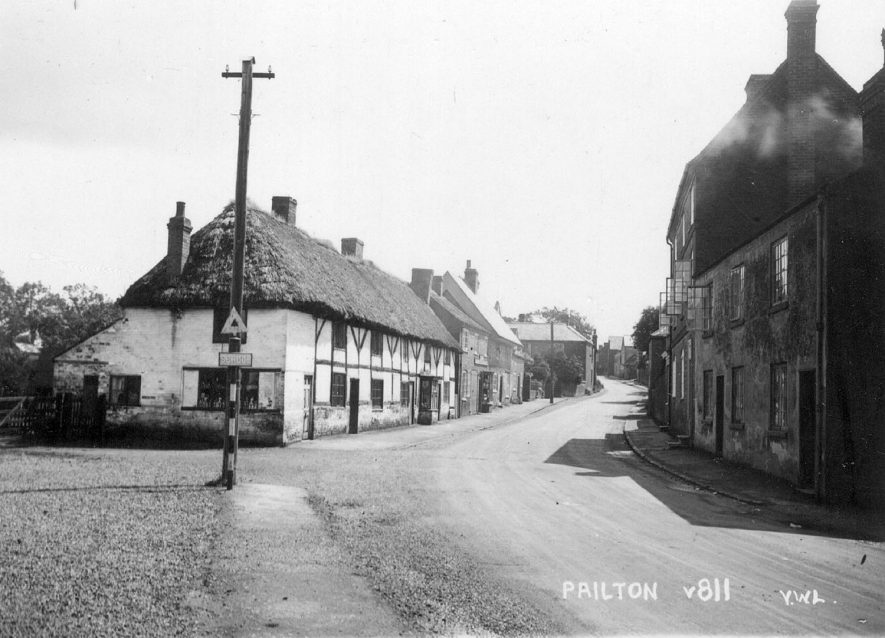 View of old thatched cottages in Pailton.  1910s |  IMAGE LOCATION: (Warwickshire County Record Office)
