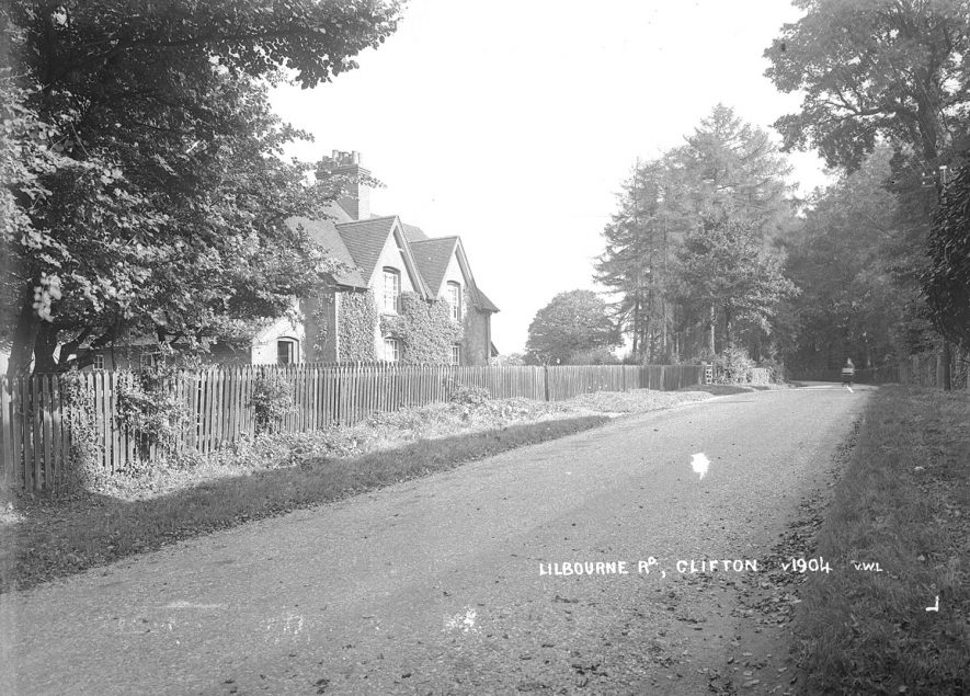 Cottages in Lilbourne Road, Clifton upon Dunsmore.  1930s |  IMAGE LOCATION: (Warwickshire County Record Office)