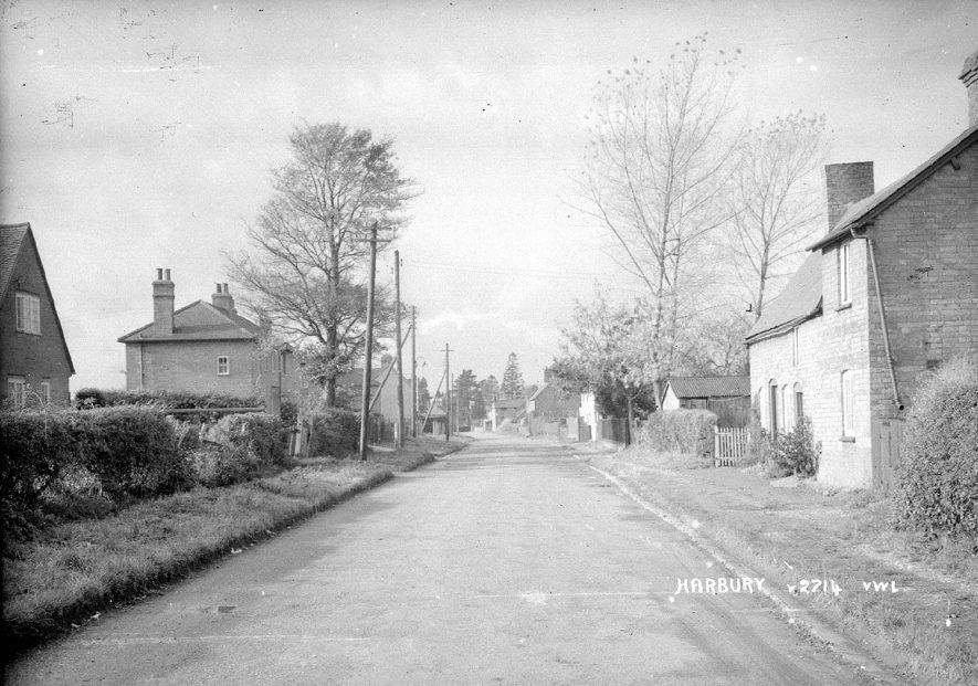 Cottages in South Parade, Harbury.  1950s |  IMAGE LOCATION: (Warwickshire County Record Office)