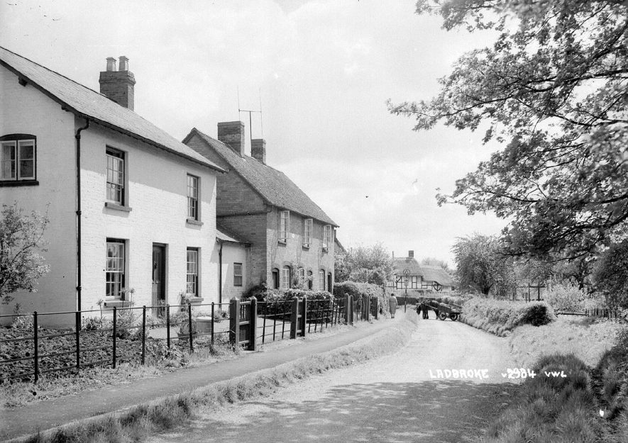 Cottages in Ladbroke.  1930s |  IMAGE LOCATION: (Warwickshire County Record Office)