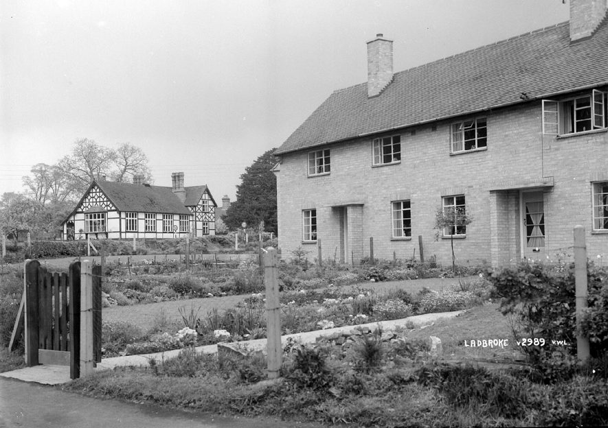 Terraced housing in Ladbroke.  1930s
[It has been suggested that the right hand house is a semi-detached.] |  IMAGE LOCATION: (Warwickshire County Record Office)
